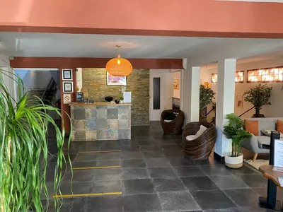 Hall ou réception de l'établissement Hôtel le Grillon