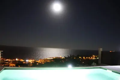 Vue générale sur la mer ou vue sur la mer prise depuis l'appartement