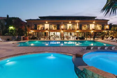 Piscine de l'établissement Hôtel et Résidence Benista ou située à proximité