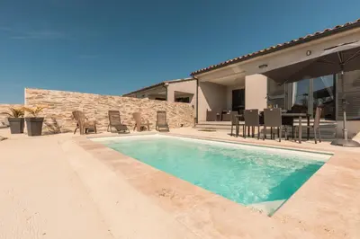 Piscine de l'établissement Le Domaine De Marie ou située à proximité