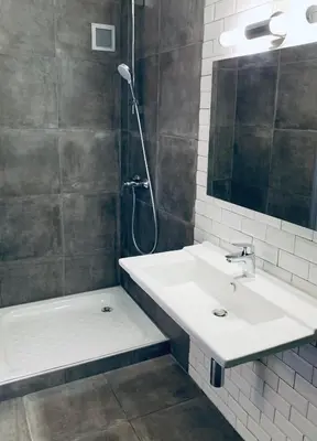 Salle de bains dans l'établissement Hôtel les Arbousiers