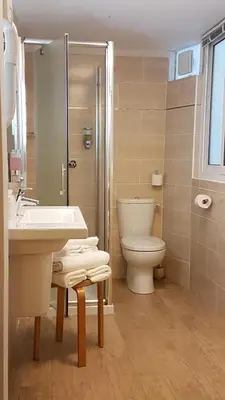 Salle de bains dans l'établissement Hôtel Napoléon