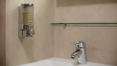 Salle de bains dans l'établissement Hôtel Napoléon