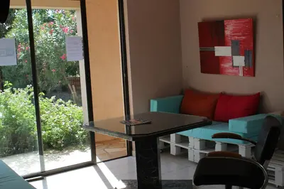 Coin salon dans l'établissement Chambres d'hôtes Le Clos des Oliviers