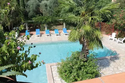 Piscine de l'établissement Chambres d'hôtes Le Clos des Oliviers ou située à proximité