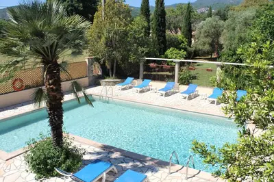 Piscine de l'établissement Domaine Le Clos des Oliviers ou située à proximité