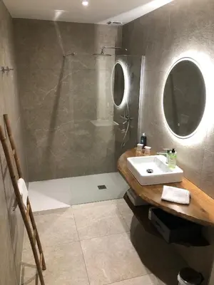 Salle de bains dans l'établissement Auberge les Oliviers