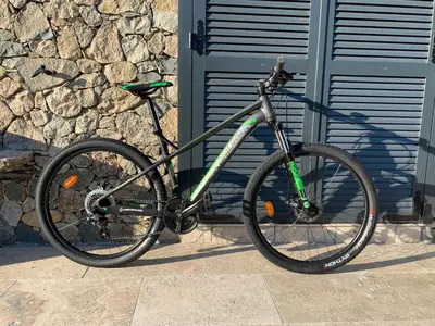 Vélo sur le terrain de l'établissement Maison Corse ou dans les environs
