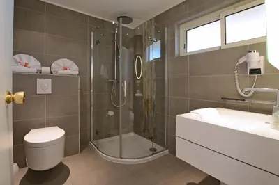 Salle de bains dans l'établissement Calvi Hôtel