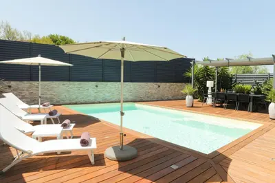 Piscine de l'établissement Villa Marine en bord de mer... ou située à proximité