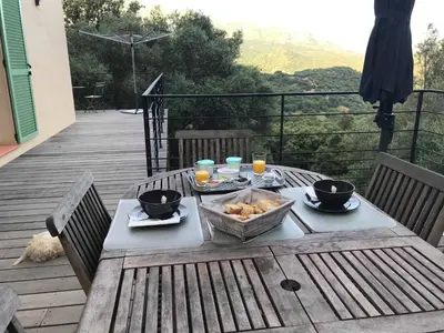Vue générale sur la montagne ou vue sur la montagne depuis la maison d'hôtes
