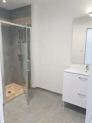 Salle de bains dans l'établissement Corsica Résidence Galitello