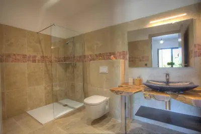 Salle de bains dans l'établissement U Sole Castellare