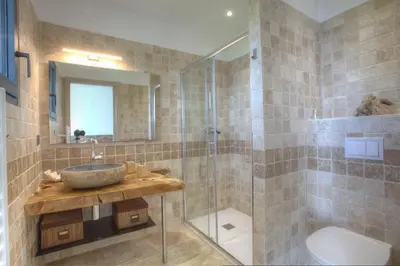 Salle de bains dans l'établissement U Sole Castellare