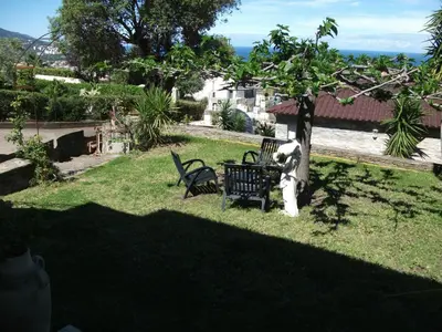 Jardin de l'établissement T2 dans la région Bastiaise vue sur la mer