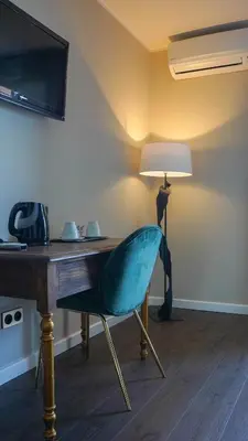 Télévision ou salle de divertissement dans l'établissement Hôtel Les Jardins