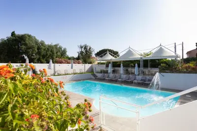 Piscine de l'établissement Hotel U Ricordu & Spa ou située à proximité