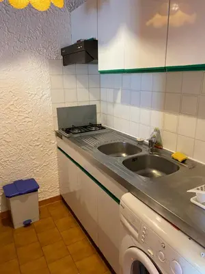 Cuisine ou kitchenette dans l'établissement Location 5 personnes Sant Ambroggio Cocody village