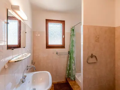 Salle de bains dans l'établissement Apartment Dami II-2 by Interhome
