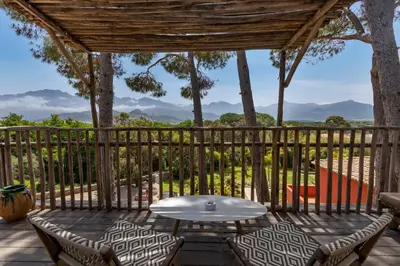 Vue générale sur la montagne ou vue sur la montagne depuis l'hôtel