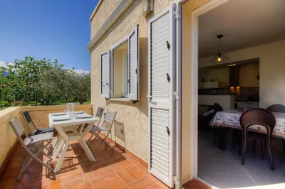 Balcon ou terrasse dans l'établissement Appartement moderne avec vue sur montagne à Taglio-Isolaccio