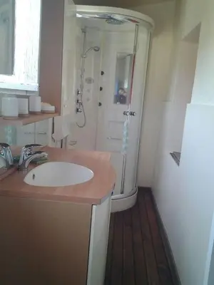 Salle de bains dans l'établissement Maison de village