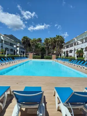 Piscine de l'établissement Appartement avec piscine vue mer et montagne ou située à proximité