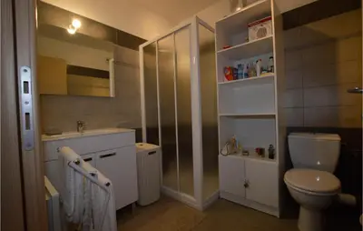 Salle de bains dans l'établissement Amazing Apartment In Moriani Plage