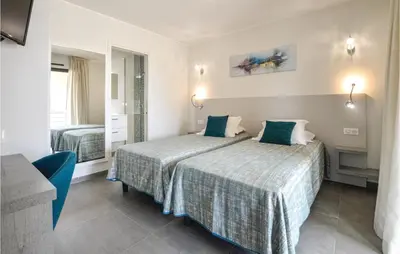 Un ou plusieurs lits dans un hébergement de l'établissement 2 Bedroom Cozy Apartment In Algajola