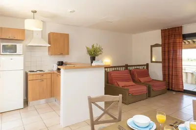 Cuisine ou kitchenette dans l'établissement Résidence Odalys Les Hameaux de Capra Scorsa
