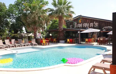 Piscine de l'établissement Le Banana's Hotel ou située à proximité