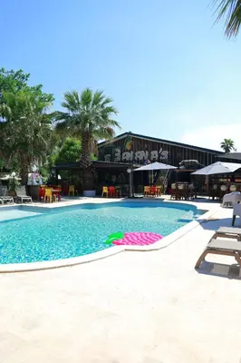 Piscine de l'établissement Le Banana's Hotel ou située à proximité