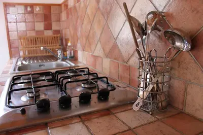 Cuisine ou kitchenette dans l'établissement A MANDRIA, appartements avec cuisine 30m2, patio, vue Montagnes et citadelle, 5 minutes à pied du centre ville et des rivières