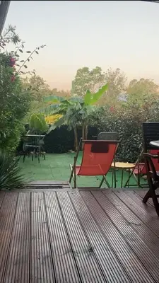 Jardin de l'établissement Les pieds dans l eau de Betty Ghisonaccia plage 50 m