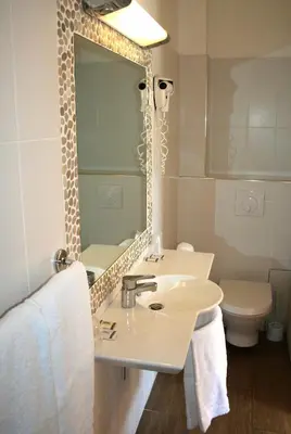 Salle de bains dans l'établissement Hôtel Colombo- Porto Corse
