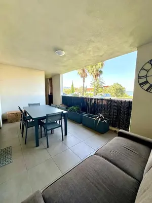 Coin salon dans l'établissement Appartement CUMARU vue mer