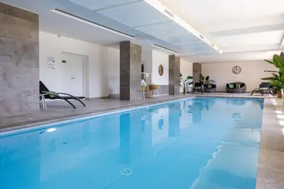 Piscine de l'établissement Hôtel Le Bastia ou située à proximité