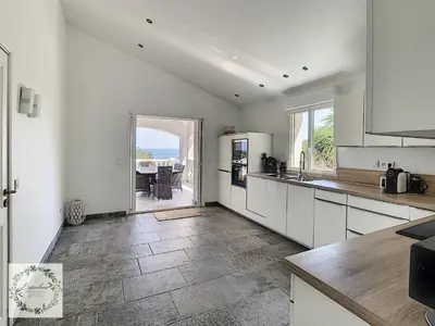 Cuisine ou kitchenette dans l'établissement Seaview villa Marlau