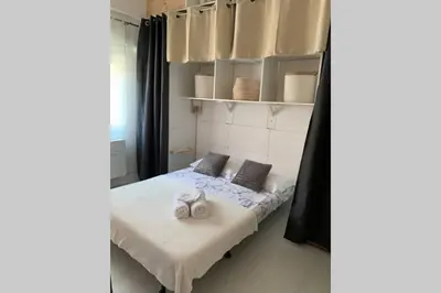Un ou plusieurs lits dans un hébergement de l'établissement Charmant petit studio en centre ville