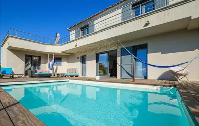 Piscine de l'établissement 3 Bedroom Awesome Home In Calenzana ou située à proximité