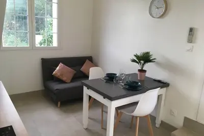 Coin salon dans l'établissement Appartement neuf entre mer et montagne.