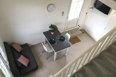 Télévision ou salle de divertissement dans l'établissement Appartement neuf entre mer et montagne.