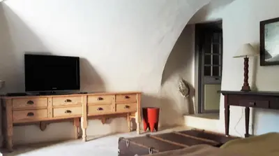 Télévision ou salle de divertissement dans l'établissement Air-conditioned authentic village house with sea view, terraces and swimming pool