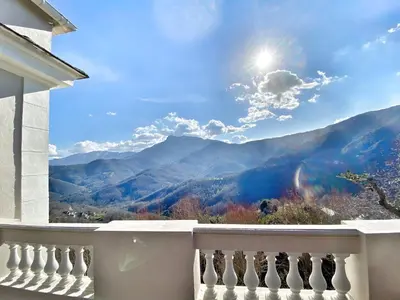 Vue générale sur la montagne ou vue sur la montagne depuis la maison d'hôtes