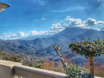 Vue générale sur la montagne ou vue sur la montagne depuis la maison d'hôtes