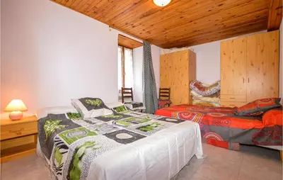 Un ou plusieurs lits dans un hébergement de l'établissement Amazing Home In Morosaglia With Wifi