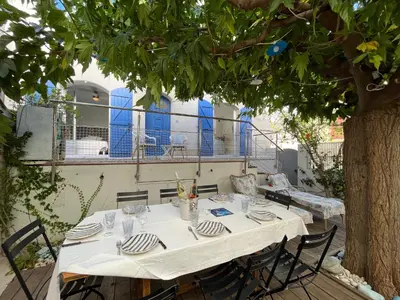 Balcon ou terrasse dans l'établissement Les galets bleus de Calvi