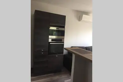 Cuisine ou kitchenette dans l'établissement Suite spacieuse avec accès piscine