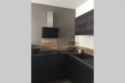 Cuisine ou kitchenette dans l'établissement Suite spacieuse avec accès piscine