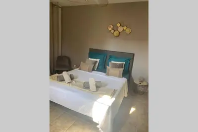 Un ou plusieurs lits dans un hébergement de l'établissement Suite spacieuse avec accès piscine